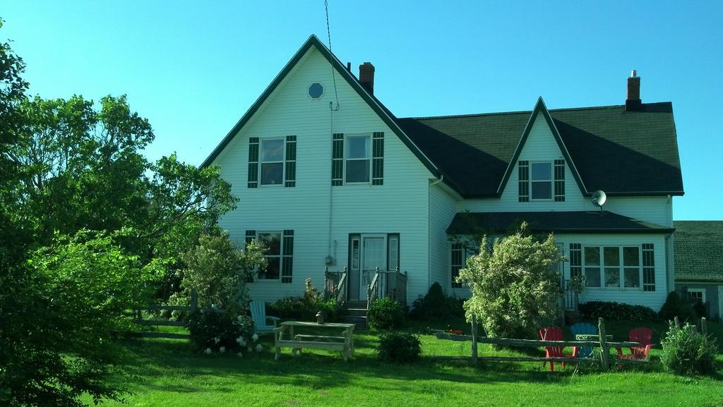 Lovely Green Gable Home Miscouche Экстерьер фото